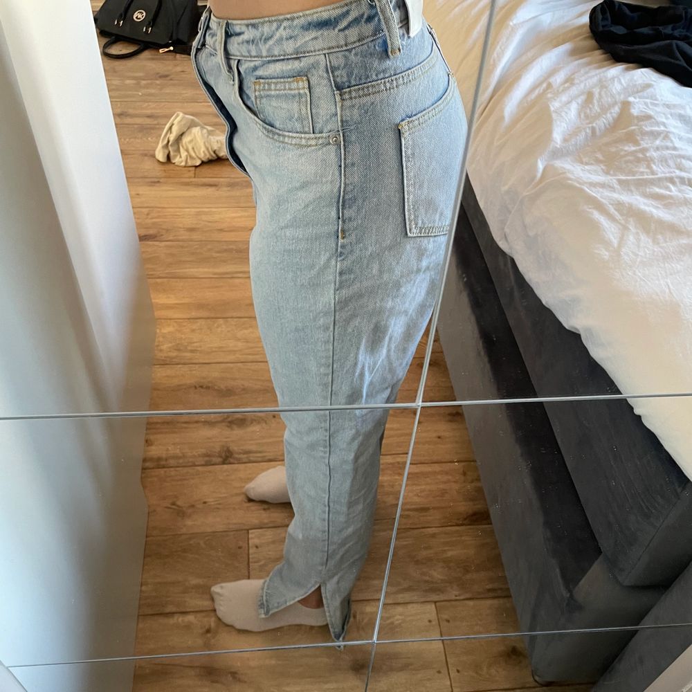 Skitsnygga jeans men slits från missguided. Stl 36 och är lite oversized. Har nått märke lite framtill men har aldrig tänkt på det!!!🤎🤎🤎🤎 + frakt. Jeans & Byxor.