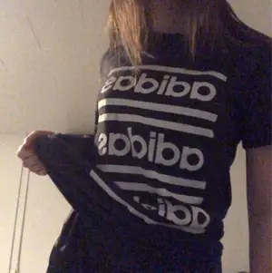 Säljer nu min oversized Adidas T-shirt då jag har bytt stil och den inte kommer längre inte till användning. Super bra kvalitet och super skön! Ser helt ny ut så inga fläckar eller hål osv! Vid intresse eller mer info skicka dm, kan såklart skicka fler bilder privat! 💕💕