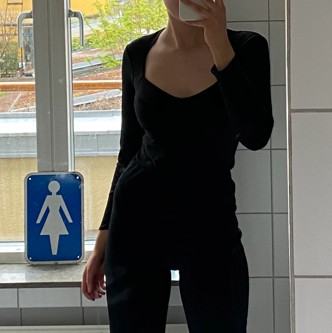 Svart body med snygg urringning