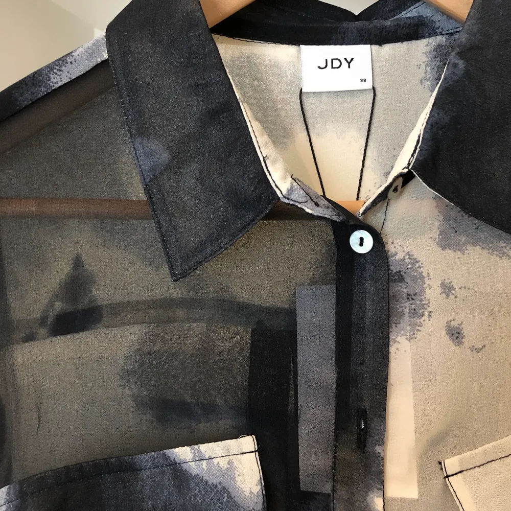 Skjorta från JDY (?) köpt på Asos, aldrig använd - etikett kvar! Transparent material i lite ”tie dy-stil”. Skjortor.