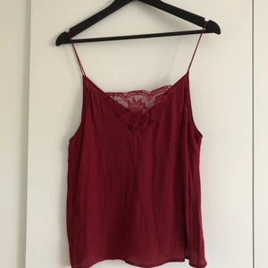 Rött spetslinne från NAKD - Vinrött linne från NAKD i superfint skick! strl 38, säljes för 90 kr. Kan mötas upp i Linköping, eventuellt Stockholm annars står köpare för frakt. 