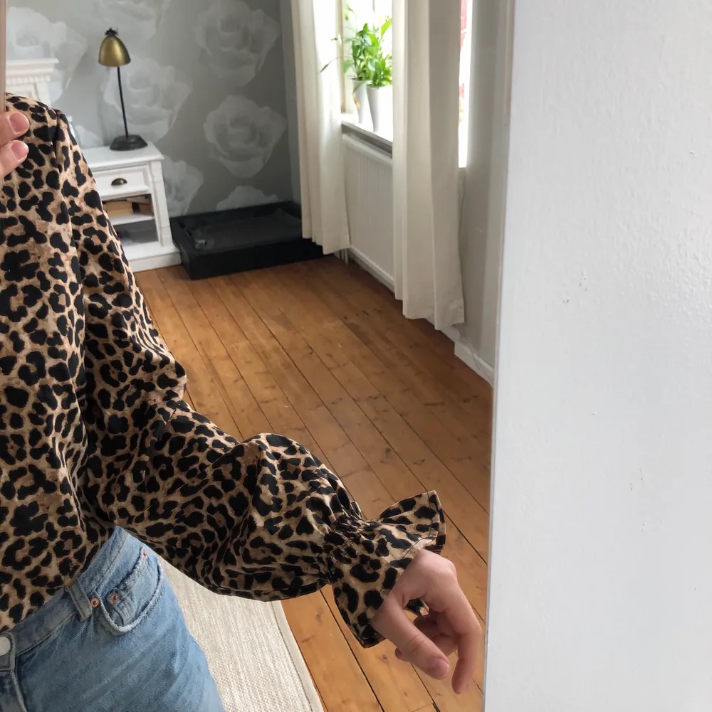 Säljer denna snygga blus i leopardmönster från Nakd då jag inte använder den💕 använd endast fåtal gånger💗 Pris går att diskuteras samt frakt står köparen för. Nypris 250kr. Blusar.