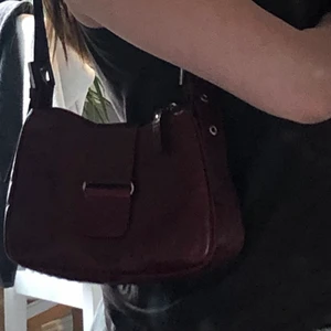 Vinröd axelväska  - Jättefin vinröd axelväska köpt på second hand för 150 kr. Knappt använd och i ganska fint skick☺️