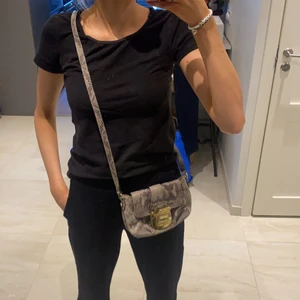 michael kors väska - min snygga ”ormskinns” väska från michael kors, älskar den men tar tyvärr bara plats.. lite repig (bild 2) å någon liten smink fläck (bild 3) men annars hur fin som helst💓💓 köp direkt 500kr JUSTERANDE BAND!