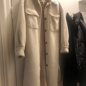 kappa  - en teddy kappa , andvänd fåtal gånger, köptes från hm denna vinter! fint skick , oversized är i strl S 