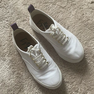 Eytys ”mother sneakers” strl 38  - Klassiska sneakers från Eytys. Klarvit färg med lackade snören och platåsula. Skorna är mycket sparsamt använda pga för små för mig. Köparen står för frakt om inte möte kan ske. Kontakta mig för frågor och annat
