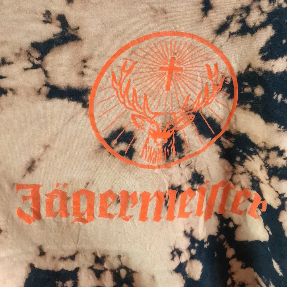 En asball Jägermeister t-shirt som jag blekt själv. Använd ett antal gånger och säljer nu pga att den inte längre används. Säljer för 100kr+ frakt😋. T-shirts.