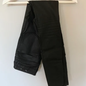 Skinnbyxor - Snygga ”skinn” byxor från SALT köpta för några år sedan. De är använda och har försvunnit lite material på ena knät (se tredje bild), men det syns inte jättemycket eftersom byxorna är svarta. Storleken är S. Fraktkostnad tillkommer!