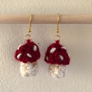 Röda svampörhängen  - Röda svampörhängen med guldhänge