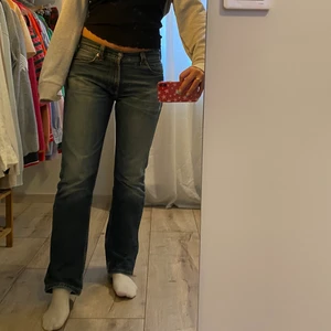 Levis jeans - Sjukt snygga vintage levis jeans köpt second hand i storlek W33 L34 och sitter snyggt på mig med vanligtvis 38 och är 173❤️ De sista två bilderna visar även färgen bättre❤️ bud på 230, direktpris 300❤️