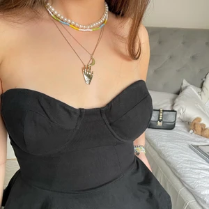 Fest topp - Säljer denna as snygga topp som är perfekt till fest eller liknande! Går att knäppa med dragkedja på sidan. Toppen sitter på bra och hasar inte ned, den har också inbyggd bygel så bh behövs inte.💋