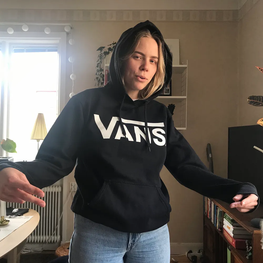 Säljer min Vans hoodie för att den inte längre är i min smak! Det har länge varit ett älskat plagg men nu är det dags att släppa taget 💛 . Hoodies.