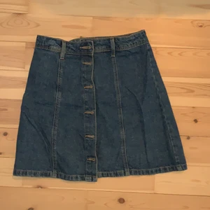 Kjolar - Bild 1: jeans kjol från HM, storlek: 34.                                     Bild 2: cool tyg kjol från bik bok, storlek S                             Bild 3: jeans kjol från Lindex, storlek XS