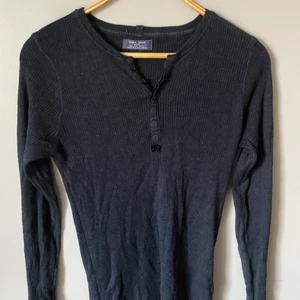 Tröja med knappar - Bekväm herrtröja med knappar 🐬