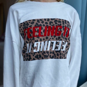 Vit tröja - Fin vit tjocktröja med leopard och röda detaljer. Använt några gånger men fint skick. 