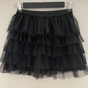 Kjol ifrån zara  - Superfin kjol från Zaras barnavdelning. Kjolen är i storlek 164 men passar mig som är ungefär S. Kjolen har volanger och är lite glittrig i midjebandet. Jag köpte den för längesen så jag tror inte den finns kvar i butik. Den åker inte upp när man går och passar till allt! Supergullig på fest ❤️ säljer för jag har alldeles för många kjolar😅 HÖGSTA BUD 350❤️