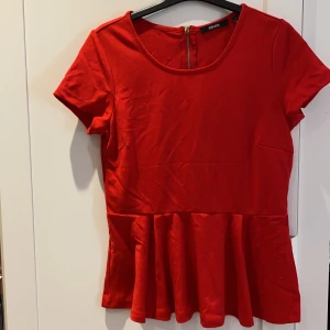 Röd topp - Söt röd topp som tyvärr blivit förliten för mig!