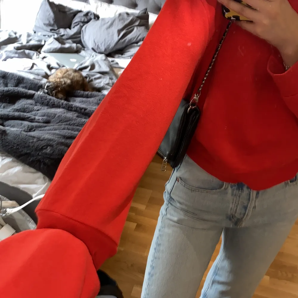 oversized sweatshirt köpt på zara som inte kommer till användning. breda armar, se bild 2 för mer exakt färg. Priset är med frakt inräknad, utan spåring. Tröjor & Koftor.