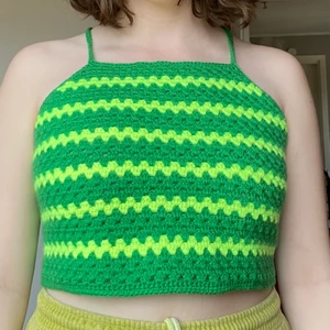 Grön topp virkad av mig! - Topp som jag virkat själv! Passar flera storlekar beroende på hur den snöras. Hör av er vid frågor! 💓🤠