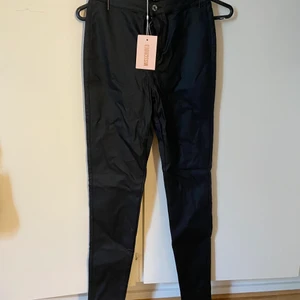 Svarta Lackbyxor  - Oanvända lackbyxor från bubbleroom. Storlek 40 
