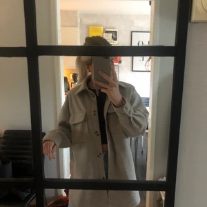 Kappskjorta - En jätte fin beige oversize jacka/ skjorta. Den är inte använd många månget och är i fint skick. 💕💕