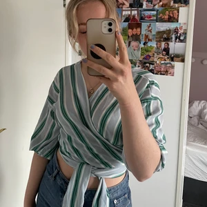 Tröja  - En omlott tröja från bikbok! Helt oanvänd! Köparen står för frakten! 💕 passar både S och M