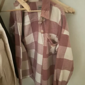 Bianca jacka från Nelly - Supersnygg jacka i fint skick från Biancas kollektion med Nelly. Jackan är i strl S.