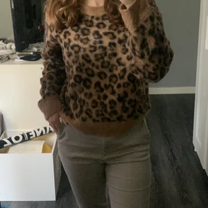 Mönstrad tröja - Säljer min mönstrade stickade tröja! Jätte skönt matrial men kan vara skönt att ha mått under så den kan stickas! Köparen står för frakt men jag kan även mötas upp i Huddinge! Budgivning startar på 75kr buda minst 10kr+