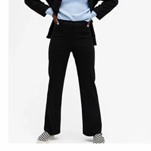 Kostymbyxa med vida ben 36 - Jättefina kostymbyxor från Monki! Använda men i bra skick!☆☆ 150kr + frakt☆☆