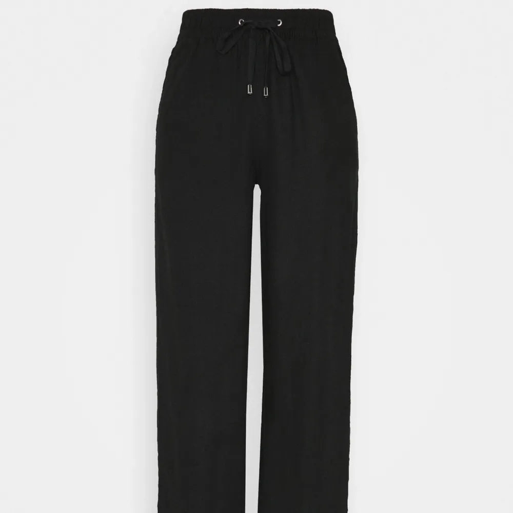 svarta linnebyxor från Mark & Spencer London. aldrig använda, lapparna sitter kvar!! ❤️ jag är ca 170. Jeans & Byxor.