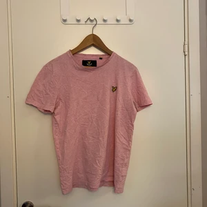 Lyle & Scott T-Shirt - T-shiiet från Lyle & Scott, skick 8/10, storlek S