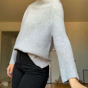 Superskön och enkel tröja☘️ - Jättefin tröja från Carin Wester. Ribbat och mjukt material 🌼 skriv för fler bilder eller frågor 