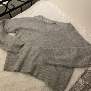 Gråstickad tröja  - Utförsäljning på allt 💜 