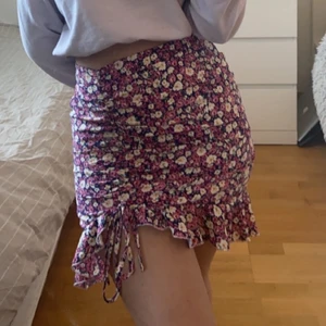 SHEIN  - Jättefin blommig kjol med skön material