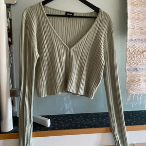 Ny topp från bubbleroom - Helt ny topp från bubbleroom i en sån snygg grön färg! Storlek XL, men passar  även L.