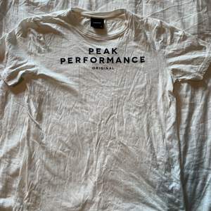 Säljer en vit peak T-shirt st S dam, köpte den för 450 säljer för 100