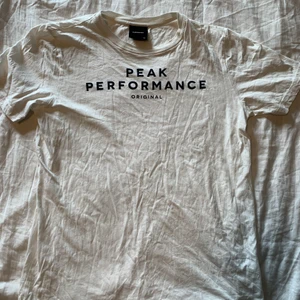 Peak performance T-shirt  - Säljer en vit peak T-shirt st S dam, köpte den för 450 säljer för 100