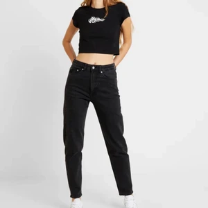 Weekday, lash black W29 L28 - Stilrena jeans som har en smickrande passform, säljer dom eftersom dom är för små! Knappt använda. Köptes för 479kr säljer för 100kr, köparen står för frakten!