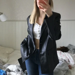 Läderkavaj strl L - Säljer denna skitsnygga läderkavaj i strl L🥰 (är lite oversized på mig som vanligtvis har S). Aldrig använd. Säljer pga har två. Bud vid flera intresserade.  Frakt tillkommer💕