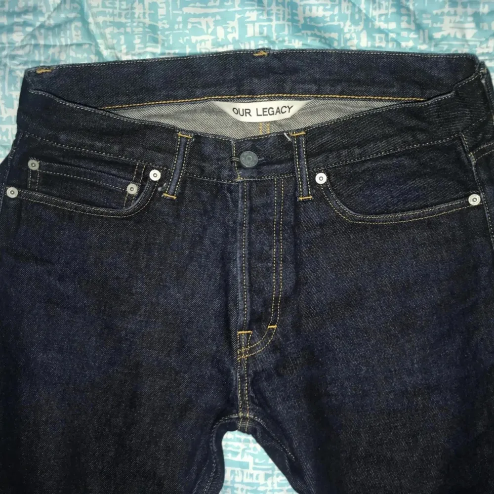 Our Legacy jeans strlk 28/32 men lite små i storleken. Nyskick förutom översta knappen som är av! Nypris ca 1500kr. Jeans & Byxor.