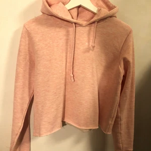 Rosa hoodie  - En super snygg & mysigt rosa croptop hoodie💕 I storlek S från bikbok, använd i princip 1 gång🤍 