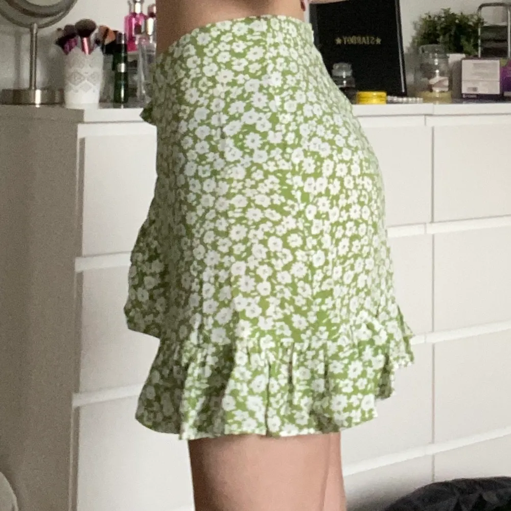 Säljer denna jättesöta somriga ljusgröna kjolen från Shein eftersom jag råkade beställa två! Kan skicka bättre bilder privat ifall någon är intresserad av att köpa! Köparen står för frakten💕 . Kjolar.