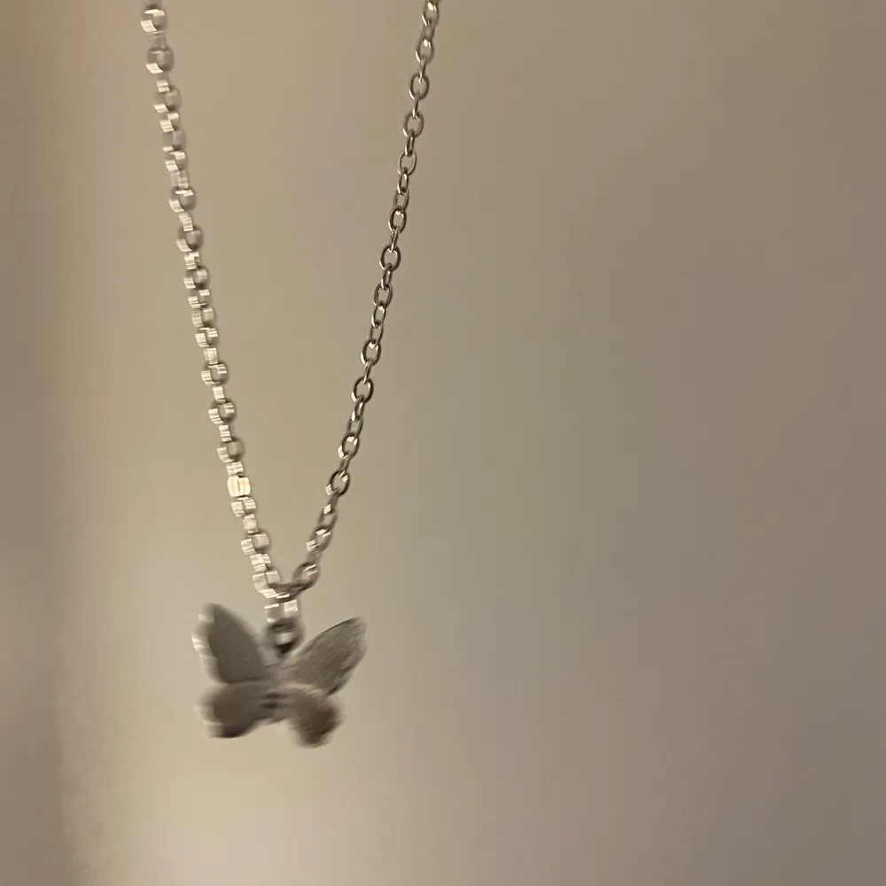 Hemmagjord fjärils halsband. Super fint halsband med en fin fjäril. (Silver smycke). För mer information kontakta oss genom att skriva på annonsen🤍. Övrigt.