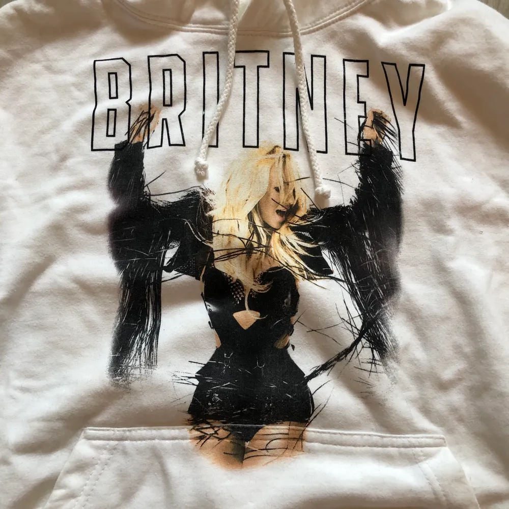 Britney Spears Hoodie, vit stl XS. Köpt vid hennes konsert i Sandviken. I nyskick. . Hoodies.