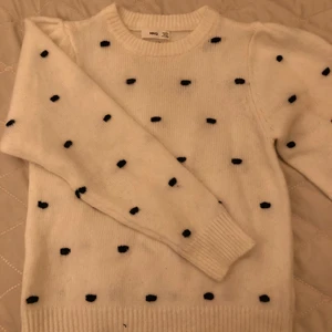 Stickad tröja  - En fin stickad tröja från mango, tröjan har lite puffiga armar och är i storlek S