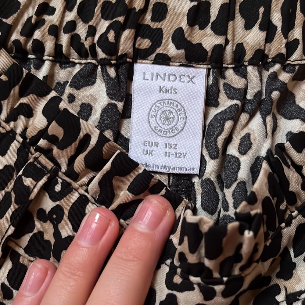 Byxor är från Lindex som jag aldrig har använt✨Byxorna är lite mer som  kostymbyxor💕Byxorna är leopard mönstrad✨💕Byxorna är i barn storlek💕Skriv privat för frågor och annat💕Köparen står för frakten📦💕. Jeans & Byxor.