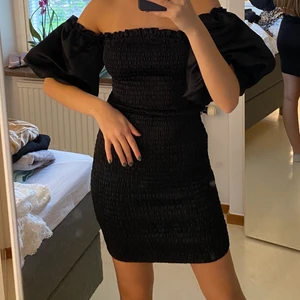 Klänning - Svart klänning med puffiga armar från bikbok. Använd 1 gång