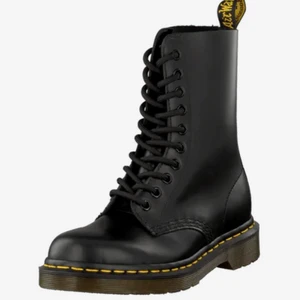 Dr. Martens 1490 - Perfekta höstbootsen, nyskick, använda max 2 gånger!💞 Nypris: 2200 kr (möts upp i stockholm eller fraktar men köparen står för frakt) Pris kan diskuteras vid snabb affär!!