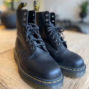 Dr Martens Pascal 1460 - Iprincip helt nya Dr Martens skor, men tyvärr kom de inte till andvändning då de var för små för mig.. där av är de endast andvända 2 (!!) gånger💕  Som nya kostar de 2000kr och säljer nu dom för 850kr vid snabb affär 🤩🤩