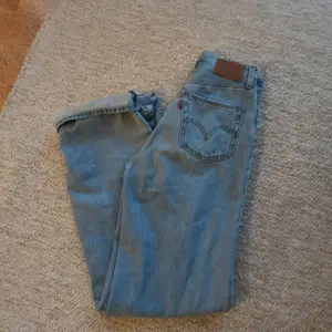 Ett par Levi's high loose inköpta i våras men sparsamt använda då de blivit för små. Midjestorleken är 24 och längden är 32. Köparen står för frakten som blir max 100 kr men förhoppningsvis mindre. 